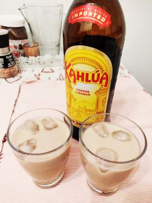 cocktail cu kahlua și lapte