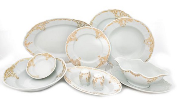 seturi de masă aristocrate în stil baroc cu margini cu decoruri aurii