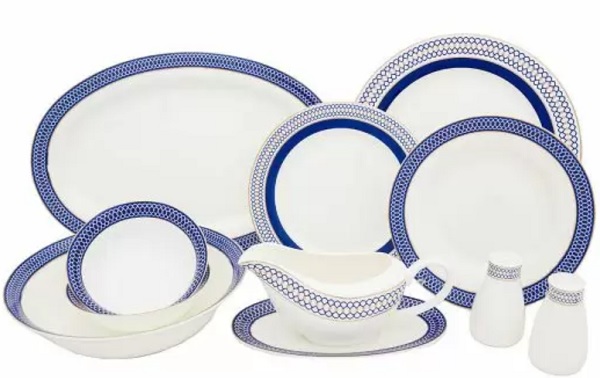 seturi de masă veselă in porțelan alb cu margini albastre stil azulejos